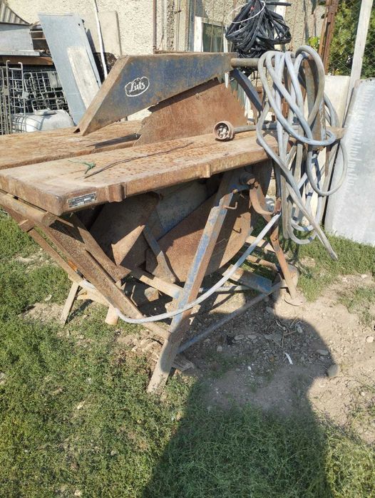 Vând Ferăstrău Circular cu Masă pentru Despicat și Tăiat Lemn
