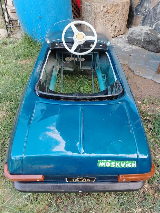 Vând Moskwich mașinuța cu pedale anii 70