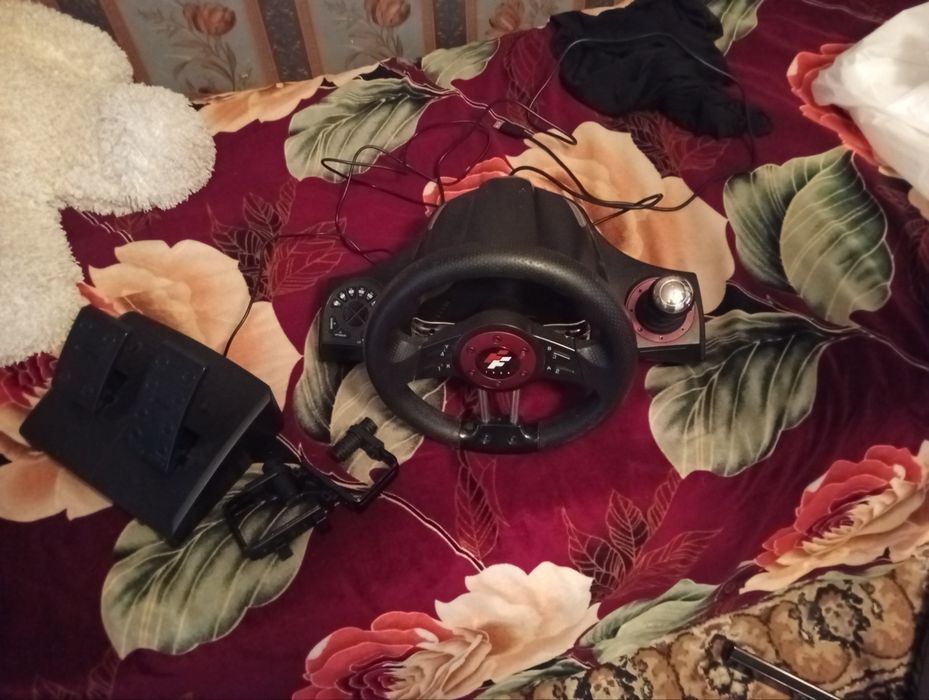 Продам игровой руль недорого