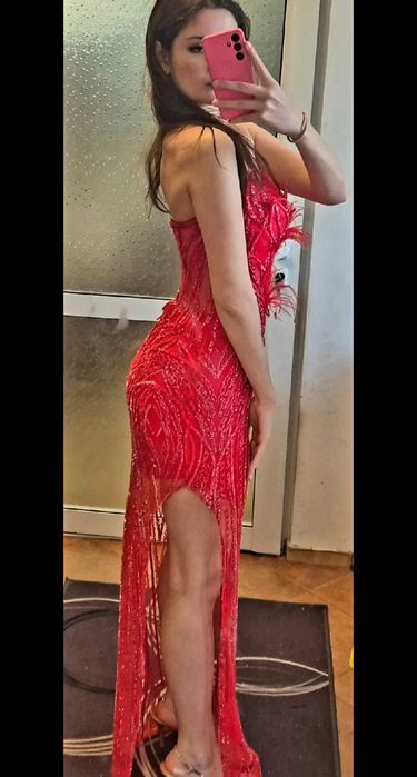 Абитуриентска червена рокля