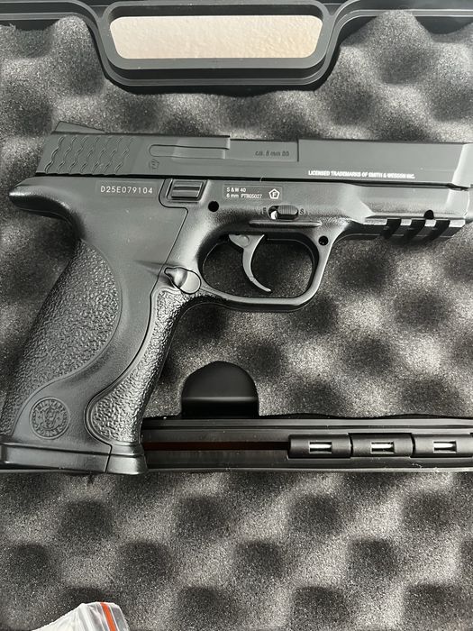 Vând pistol SMITH & WESSON