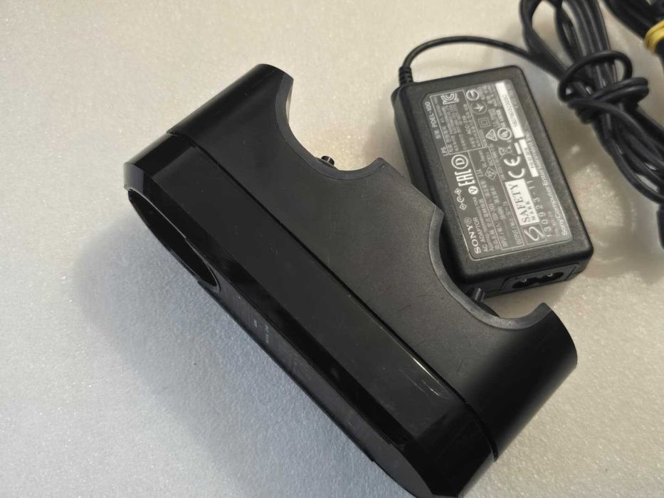 Stație de încărcare originala Sony PlayStation 4 (CUH-ZDC1), Alimentator Inclus