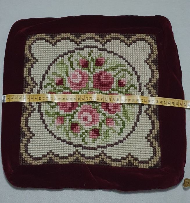 Vând fete de pernă decorative lucrate manual.