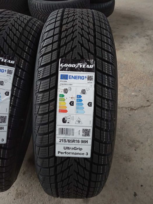 2 Нови зимни гуми 215/65R16 Goodyear UG Perform 3 98H DOT3424 Germany