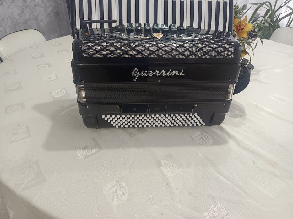 Acordeon Guerini cu midi si juzisound