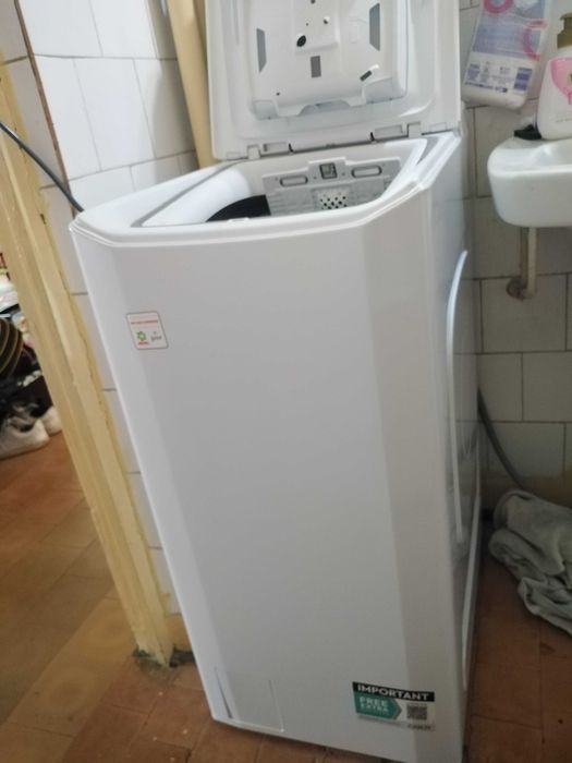 Vand masina de spalat verticala CANDY 1200 rpm,casa A,,folosita 4 luni,inca in garantie.Silentioasa,spala impecabil.