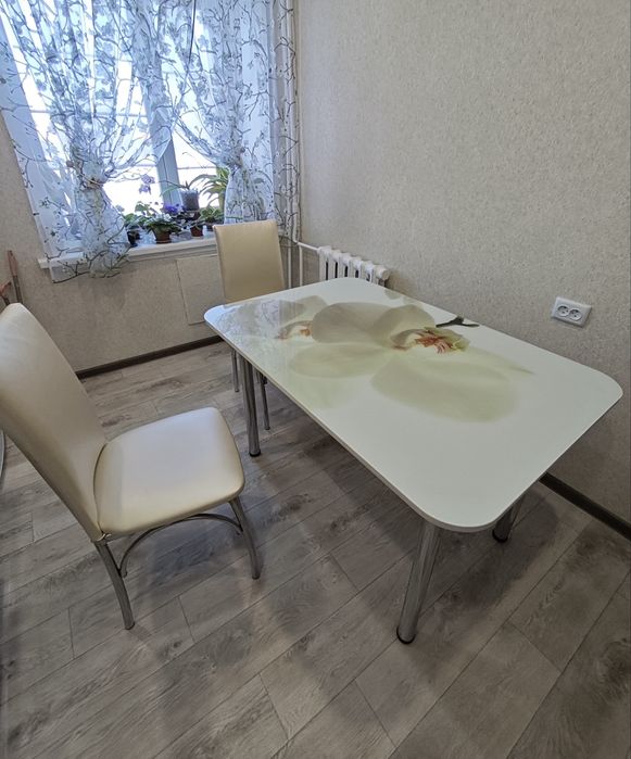 Продам новый стол и стулья