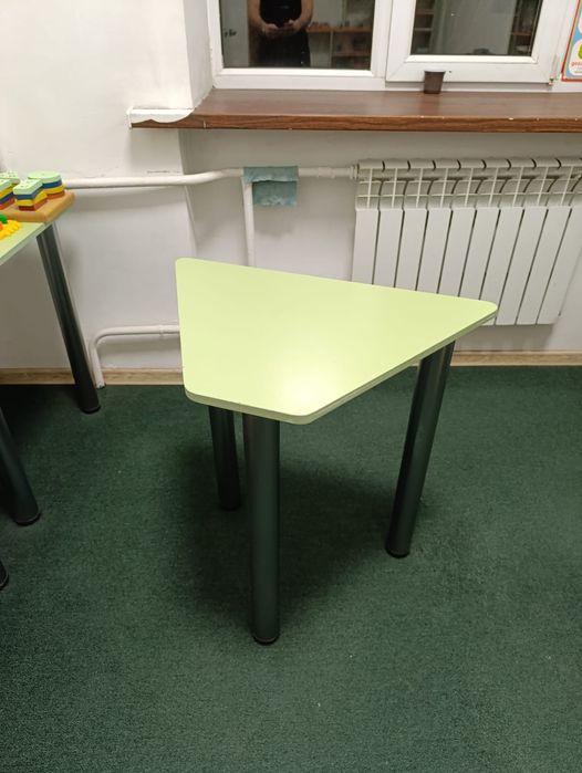 Парта столик для учебы продам