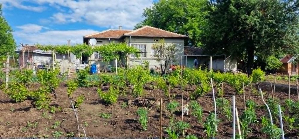 Продавам Напълно Обзаведена Къща.