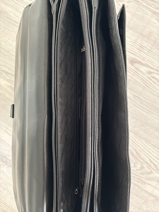 Продам кожанный портфель.