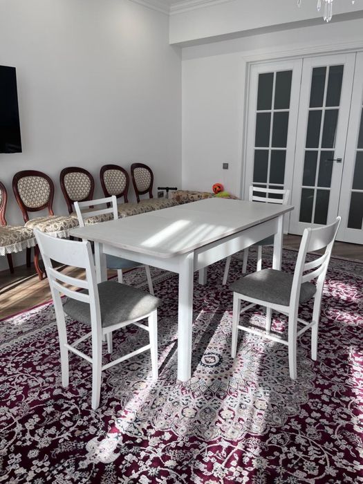 Продается обеденный стол и стулья