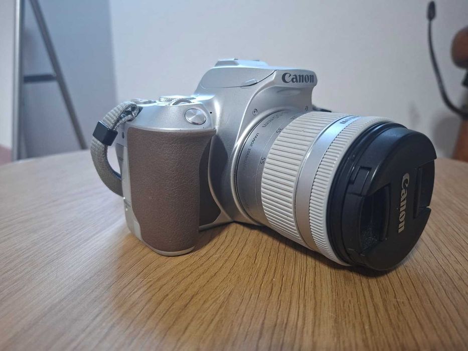 Aparat foto Canon EOS 250D + accesorii