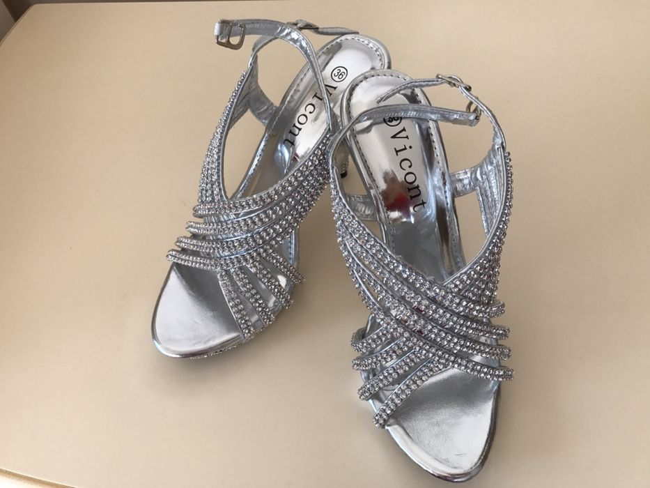 Босоножки в стразах