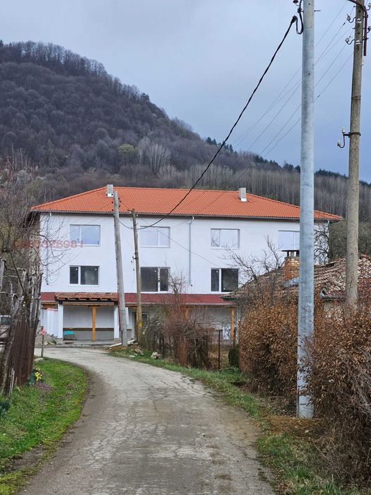 Къща в гр. Априлци, кв. Острец, РЗП 633 кв.м.