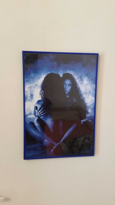 Картина за влюбени. Влюбена двойка в хубава синя рамка със стъкло.