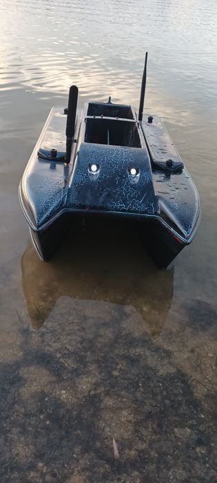 Лодка за захранка Туше