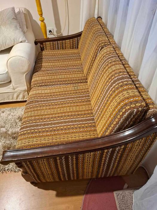 Двуместен старинен диван