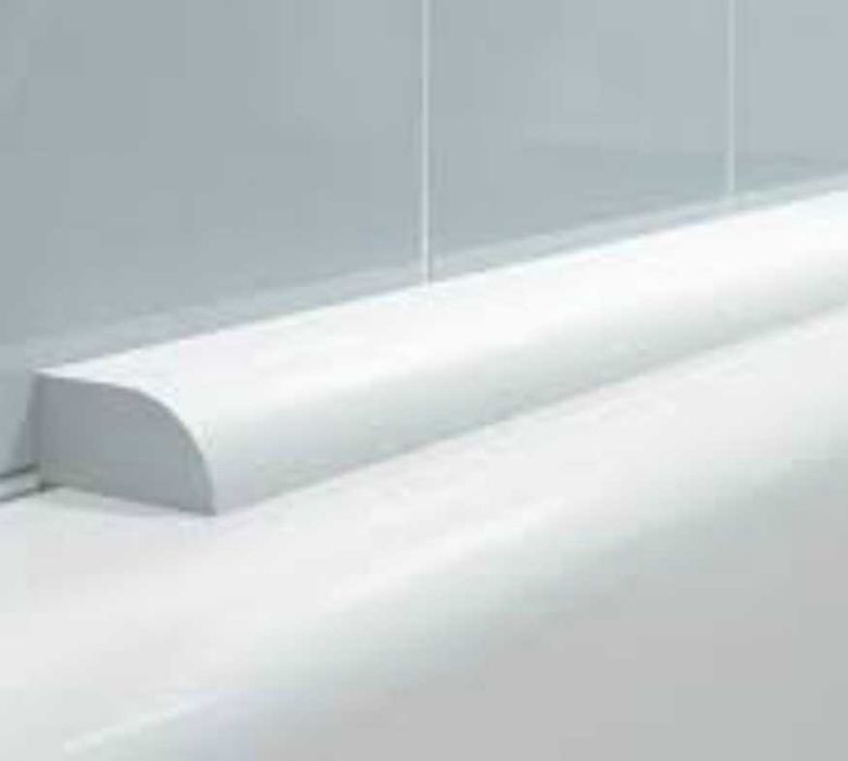 Перекрытие щелей и зазоров между ванной и кафелем пристеночный плинтус