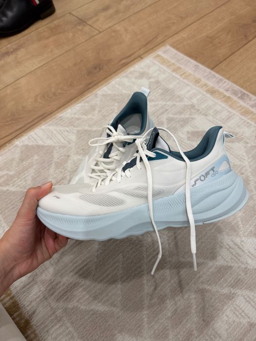 Кроссовки, Lining