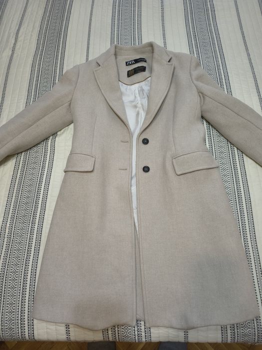 Продавам дамско вталено палто на Zara размер М в отлично състояние.