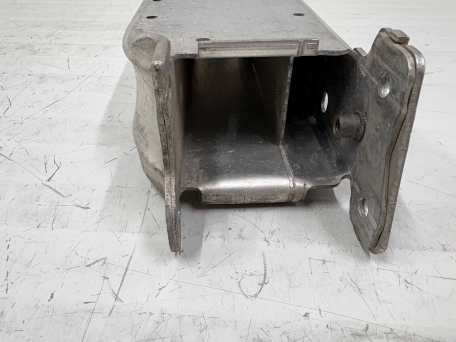 Десен буфер алуминива греда БМВ Ф20 БМВ Ф22 БМВ Ф30 БМВ Ф31