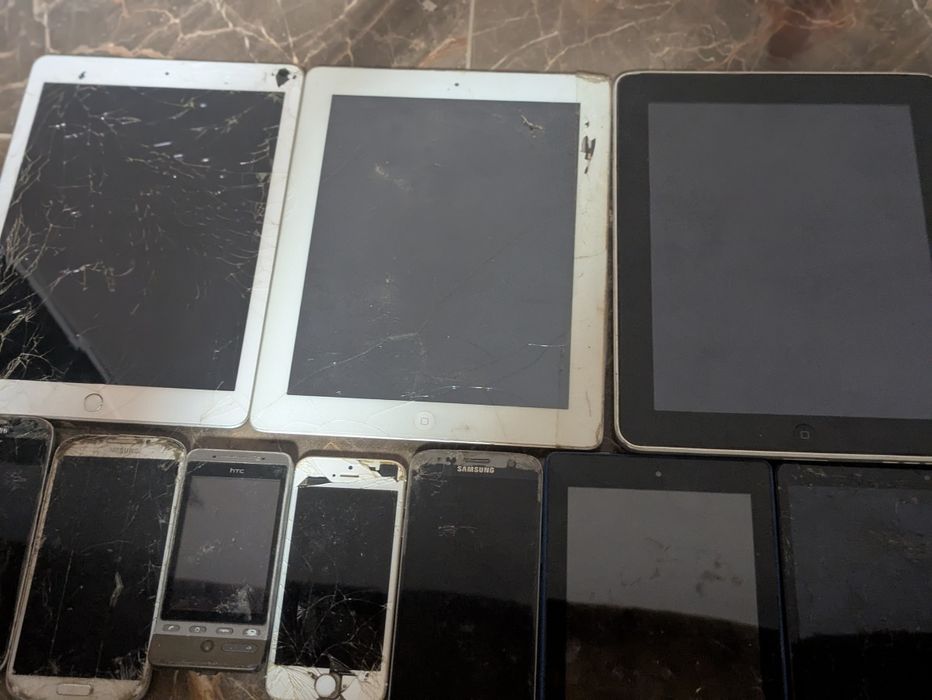Vând telefoane/tablete pentru piese trimit prin posta cu plata ramburs preț 180