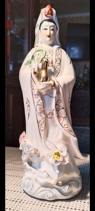 Фарфоровые статуэтки.