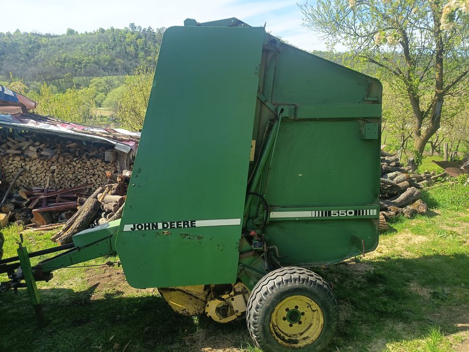 Vând presa baloți rotunzi John Deere 550
