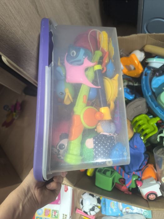 Продам коропка игрушки для мальчика