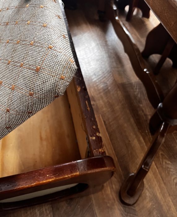 Стол и стулья в кухню