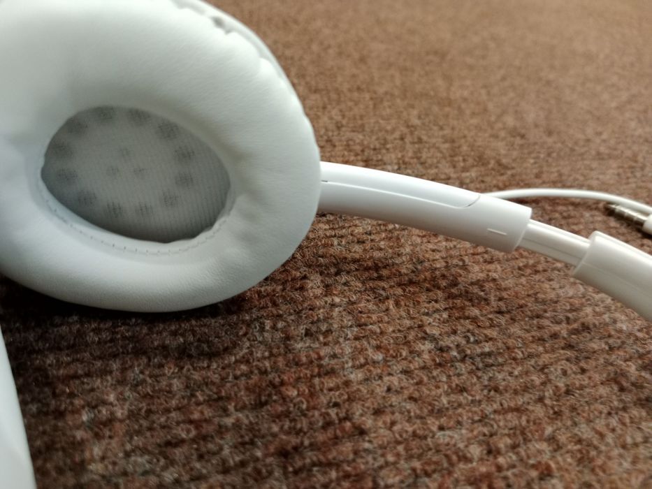 Наушники белыйе.