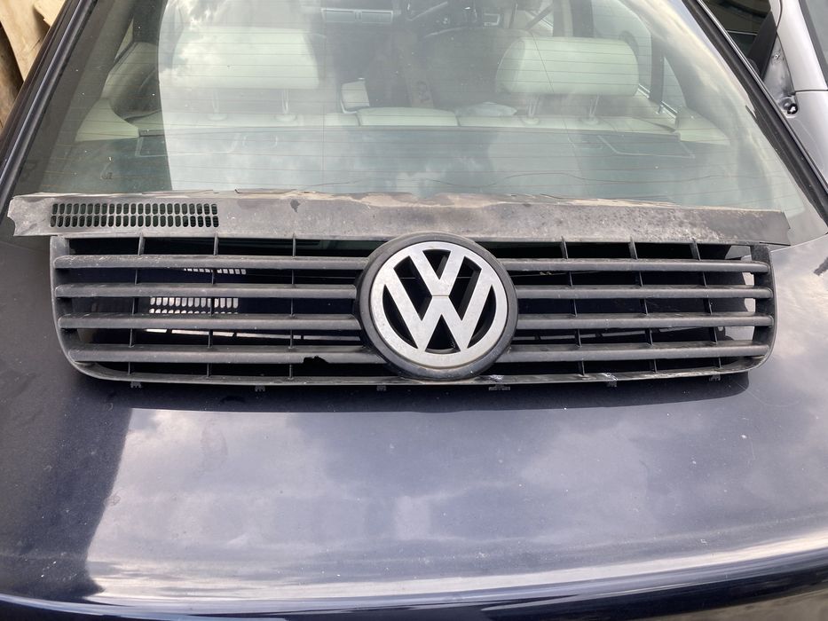 Grila Fata VW Transporter T5 Pret 250 lei mici defecte