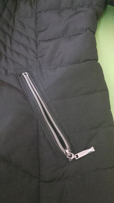 Дълго дамско зимно яке със пухена качулка