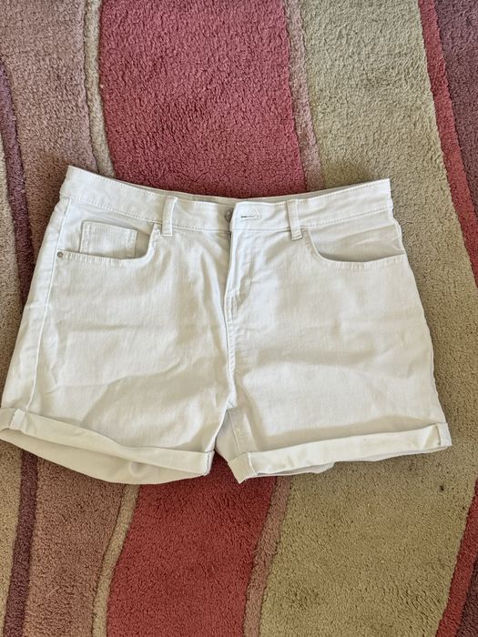 Бели дамски къси панталонки