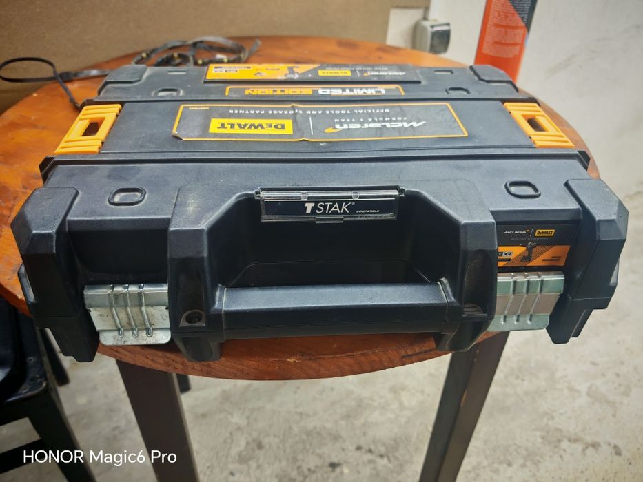 Акумулаторен винтоверт DeWALT ударен с 2 батерии и зарядно, 18 V, 1.7