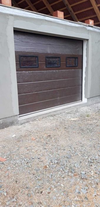 Usi de garaj cu hublouri /rezientiale