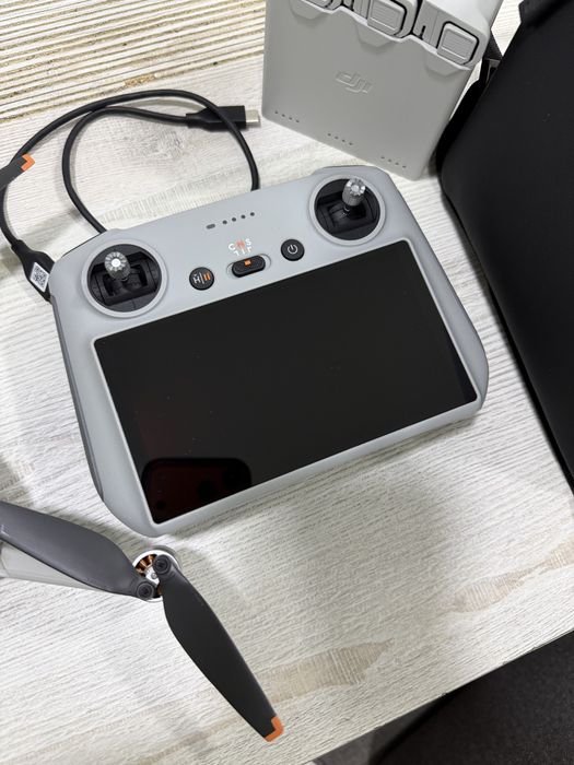 Drona DJI Mini 3 Fly More Combo + Smart Controller