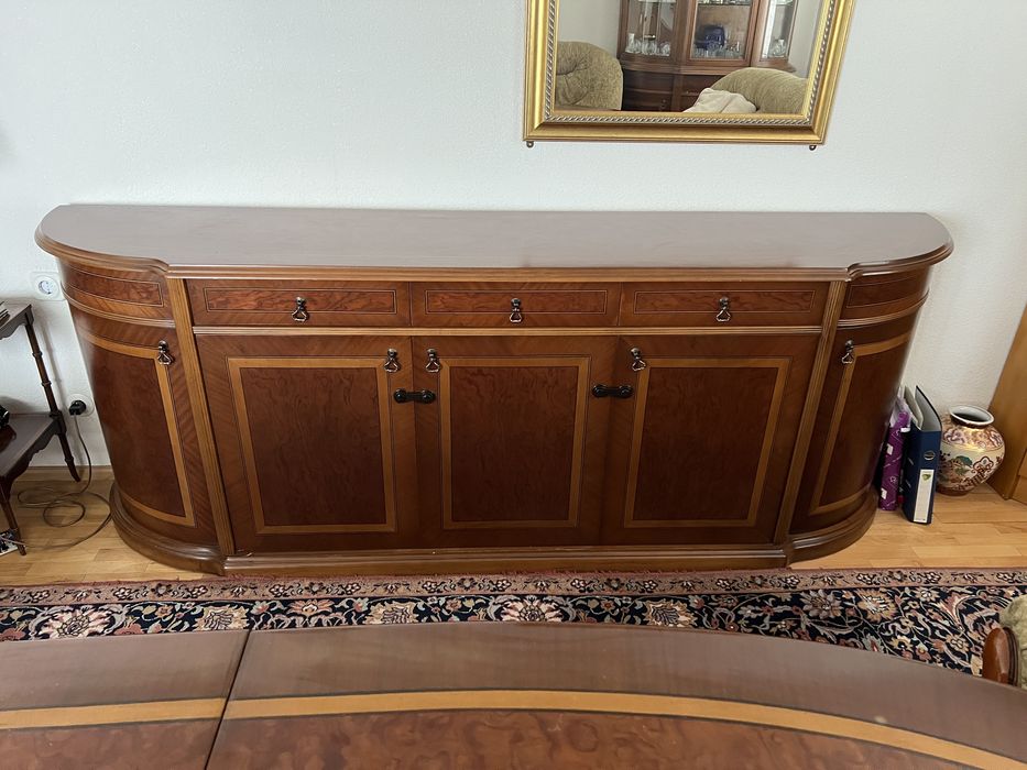 Бутикови мебели от масив