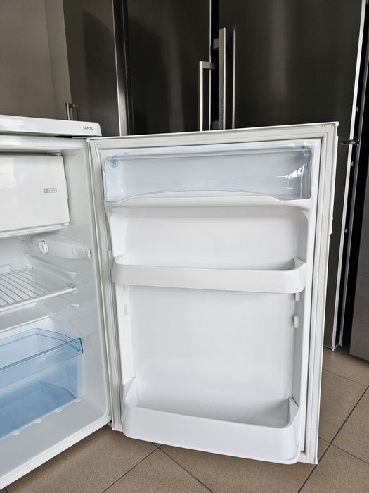 Малък хладилник с камера AEG