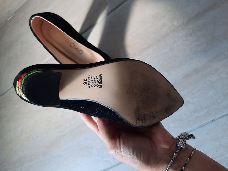 Pantofii stiletto cu broderie pe toc