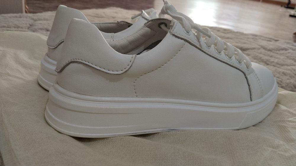 Продам белые кроссовки