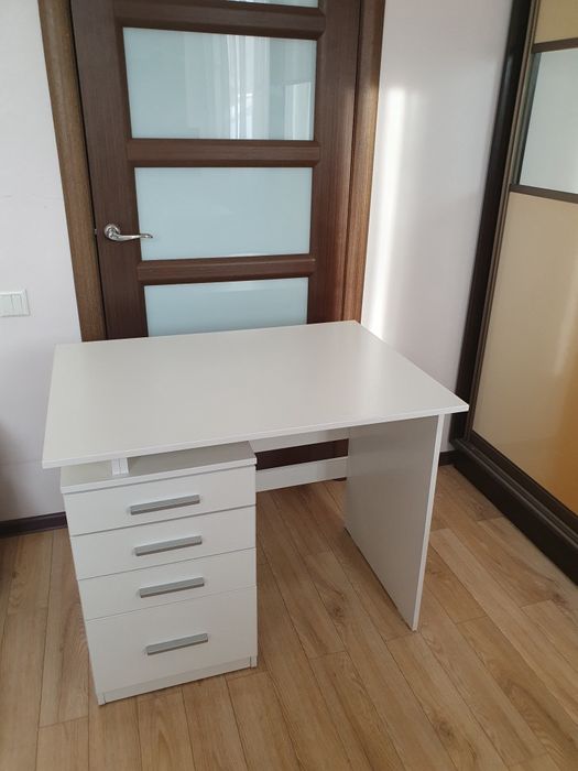 Продам  стол с отдельными яшиками