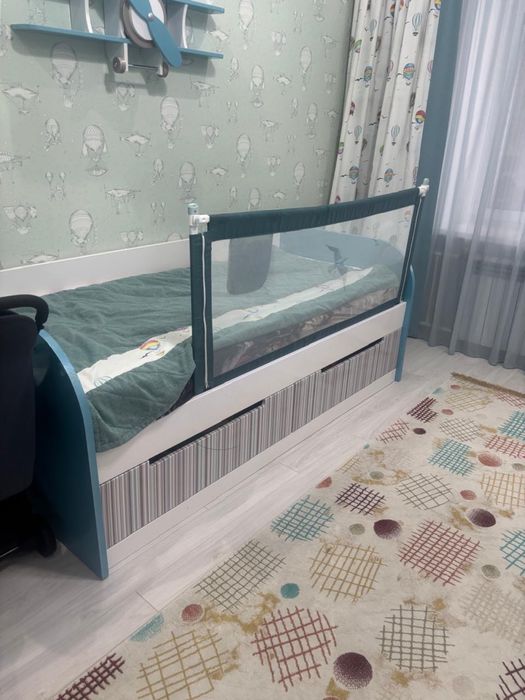 Продам защитныйбарьер для кровати б/у