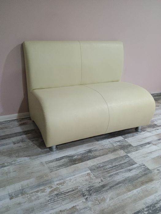 Кожен бял двоен диван