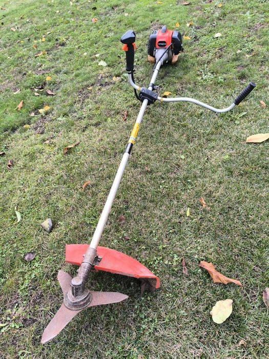 Trimmer Hitachi benzină