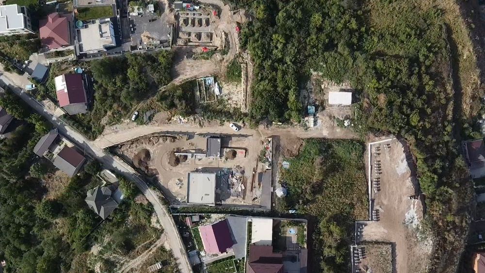 Участок с видом на город и горы