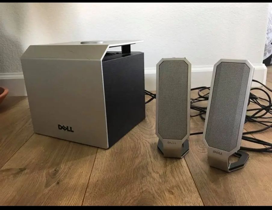 Dell A525 Zylux Multimedia 2.1. 
Include două boxe satelit și un subwo