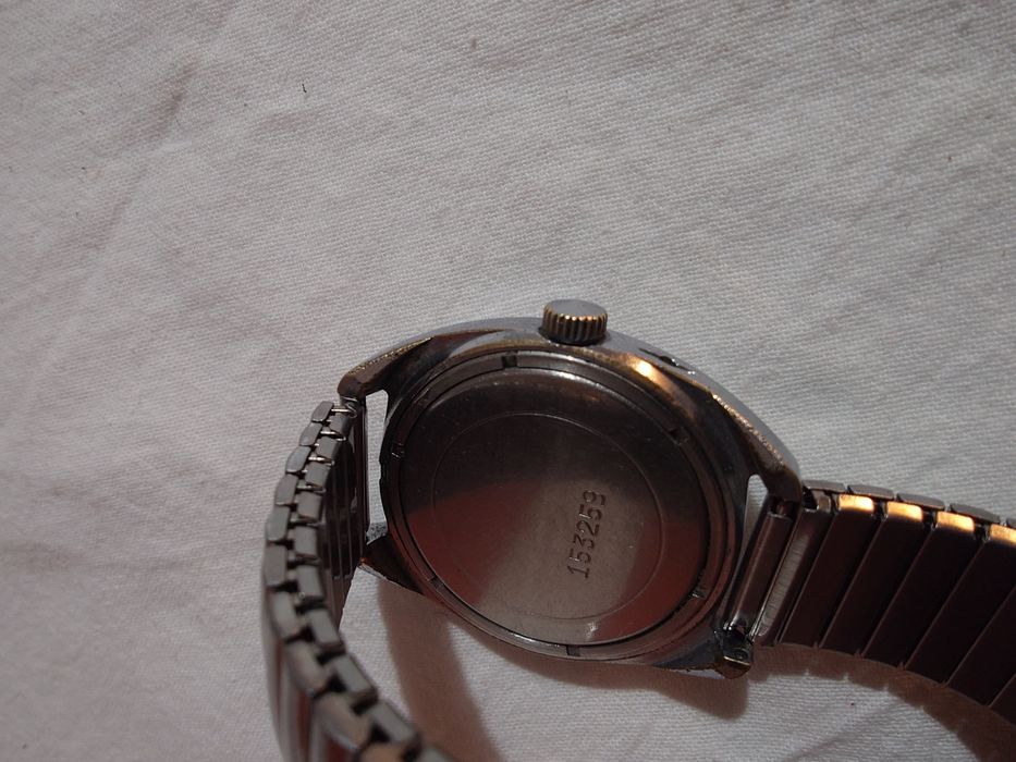 Слава с ден и дата - съветски механичен часовник , с ръчно навиване.