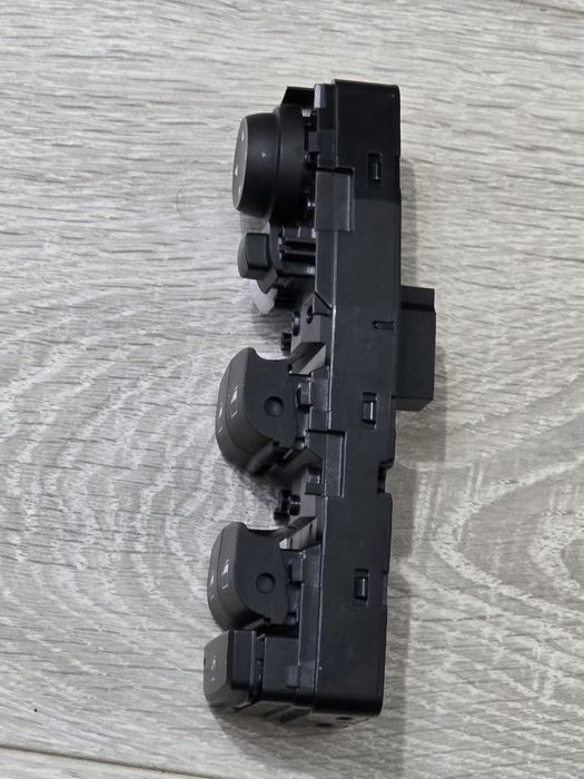 Buton geam electric stânga față BMW Seria 1 / X1 – OEM 61319208108
