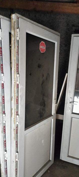 Пластиковые двери.